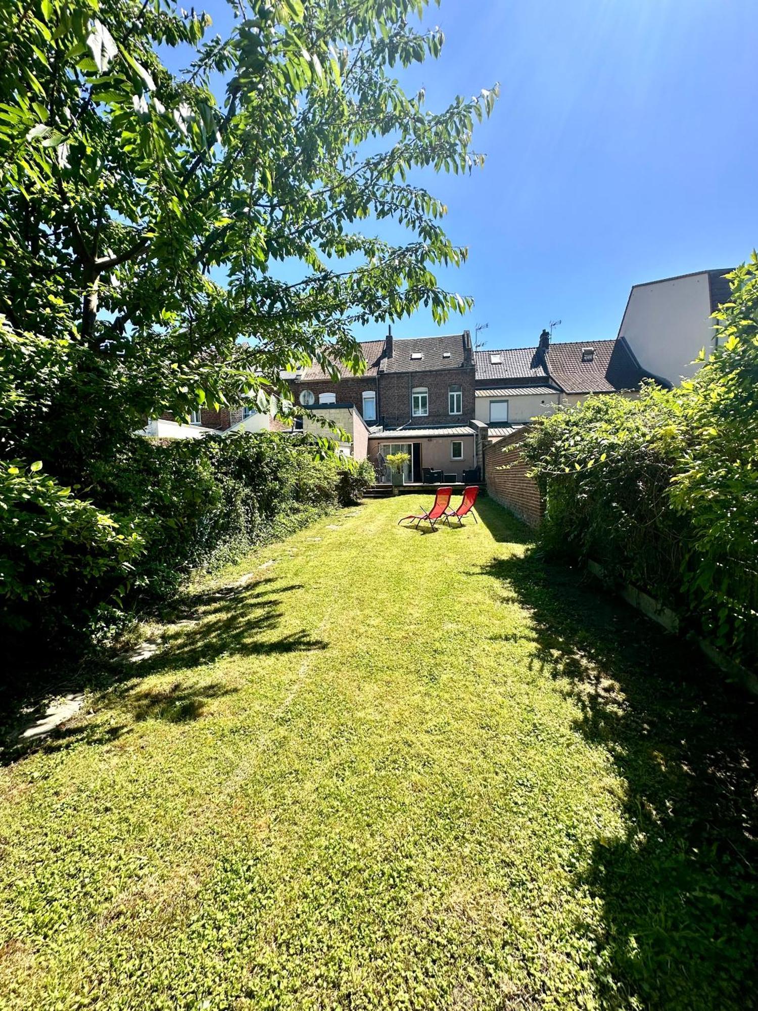 Oasis Citadine Terrasse Intime Jardin Privatif En Plein Centre Ville 70M2 Cambrai Exterior foto